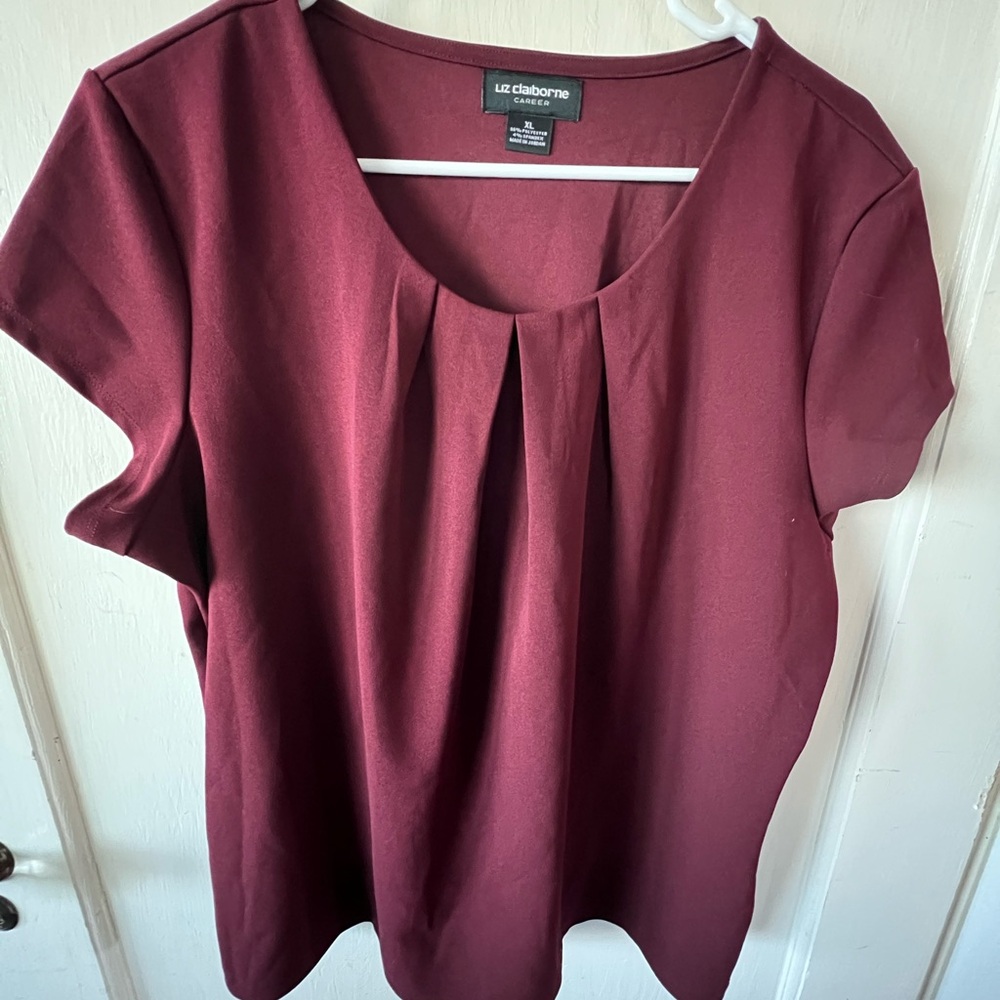 Liz Claiborne Burgundy Short Sleeve Pleated Round Neck Top